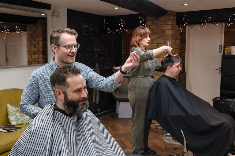 Professional barber at work in Tonsorium salon